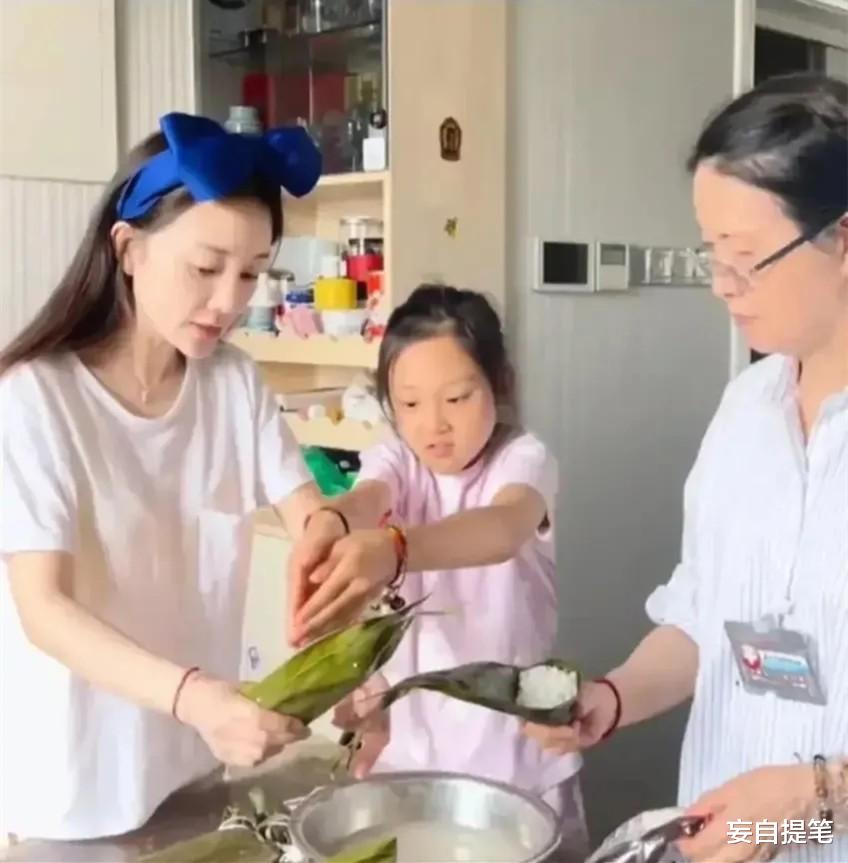 穿衣搭配 9岁甜馨大变样！脸型五官完美避开妈妈，穿粉色装和爸共用一张脸