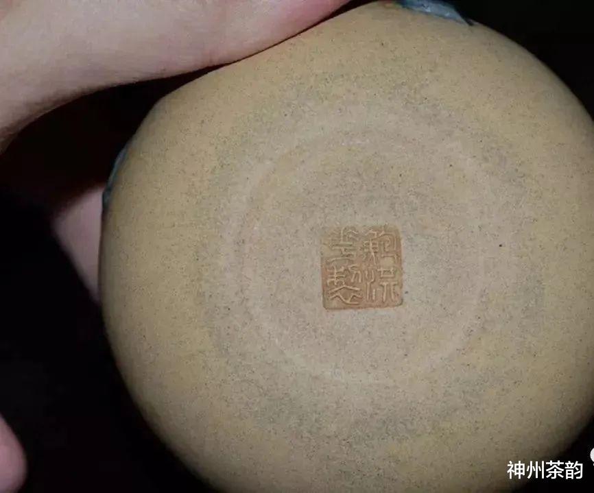 |紫砂壶吐黑与茶垢有什么区别？