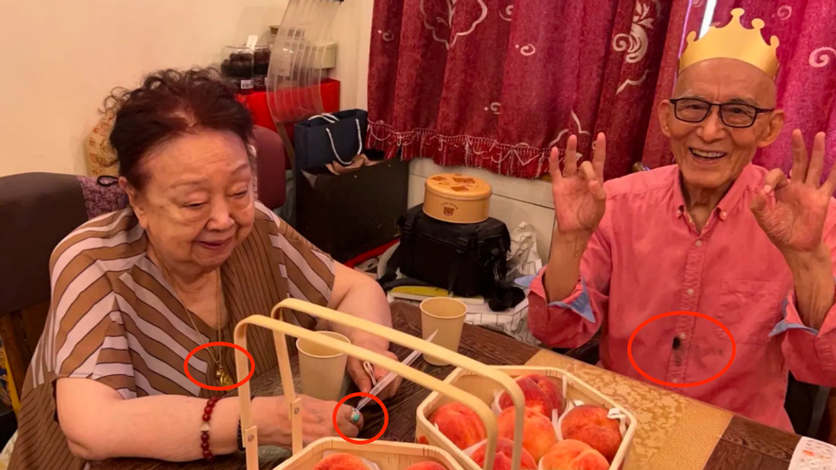 游本昌|“济公”游本昌庆90岁大寿！衣服上污渍太抢眼，老婆戴金链显富贵