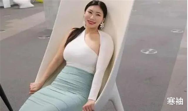 42岁大妈健身时看上教练,不顾17岁年龄差勇敢追爱,今生下双胞胎