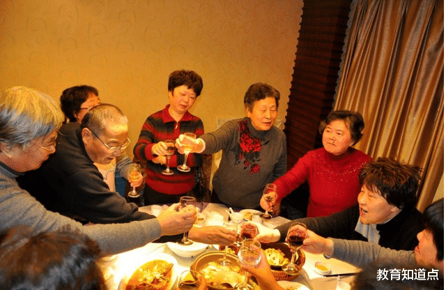 聚会|参加初中同学聚会，老公垫付6600，说好AA制，3人没给，两败俱伤