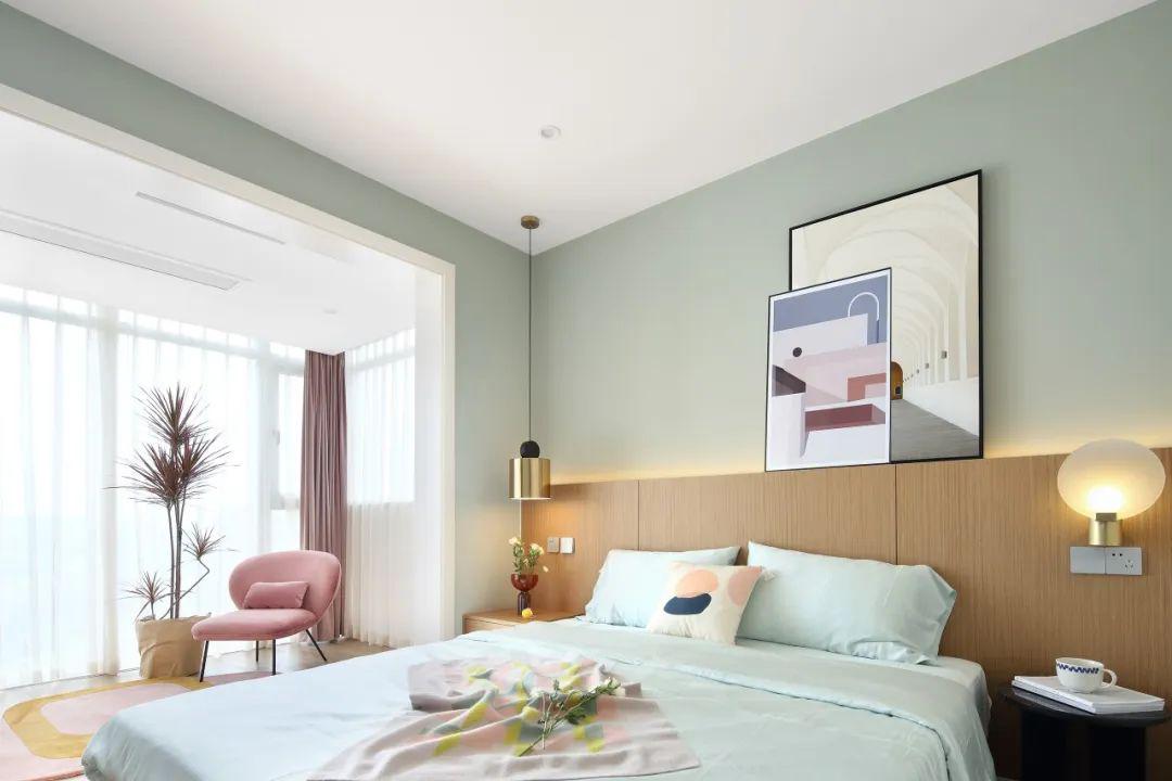 装修没必要一味留白,适当木饰面上墙,搭配灯带使用,高级感倍增!