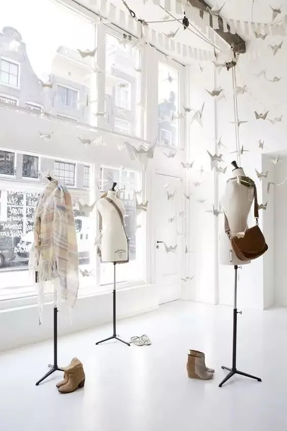 “插花”和“服装陈列”共有的一个规则:三角构图