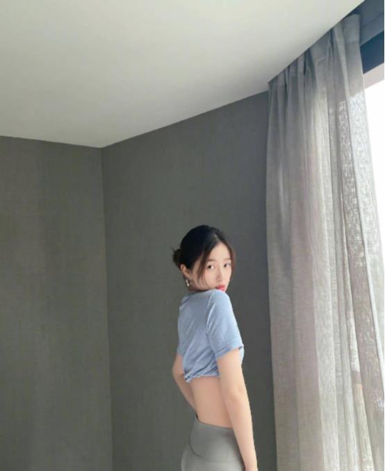 虞书欣|虞书欣晒运动美照，故意露肚皮秀窈窕身材，拍照动作被指不单纯