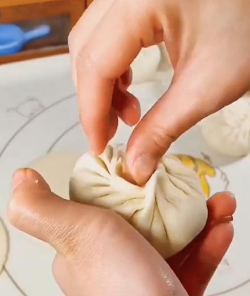 陈萌|陈萌证明自己配得上朱小伟,为丈夫做猪肉馅包子,动作相当熟练