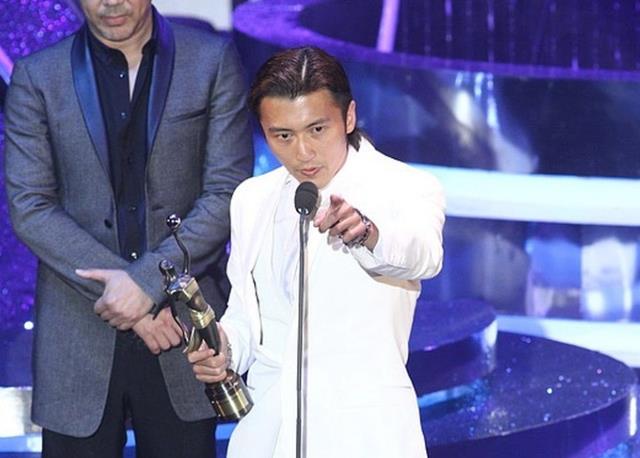 谢霆锋|谢霆锋发文祝贺谢贤夺影帝，网民留言闹爆：多多陪四哥