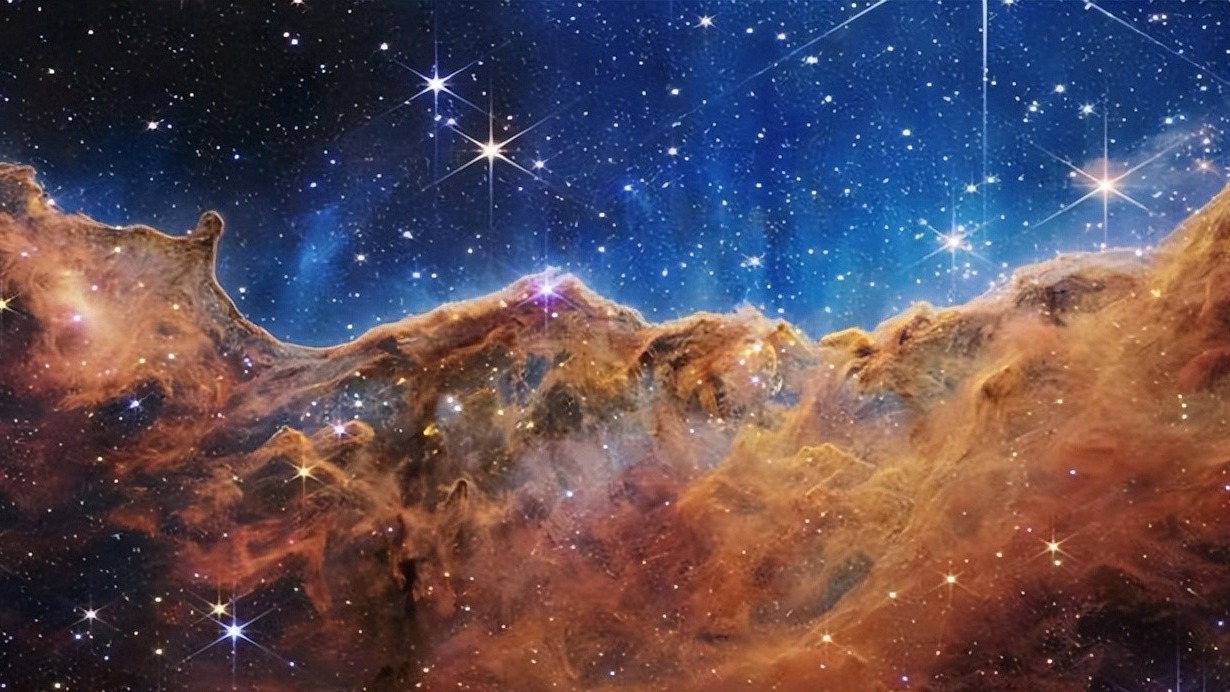 发现“虫洞”了？韦伯望远镜又出M74星系图片，看起来像星际之门