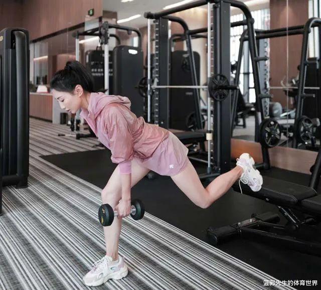 何雯娜|最美奥运冠军何雯娜晒照，肌肉线条很美，身材极好，她生过孩子？