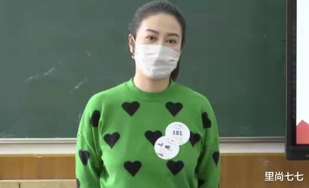 毛衣 叶璇报名亚运会志愿者，扎马尾利落又精神，军人站姿比素人还端正