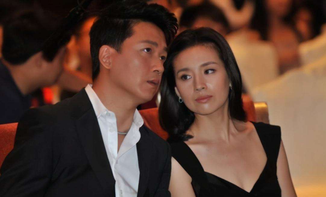 董洁|董洁与男子牵手拥抱，清纯玉女撩人心弦，网友：四个字字字不沾边