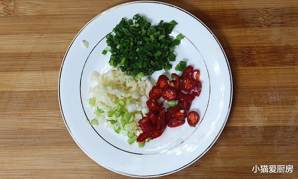 自从学会白菜和豆腐泡制作做法，一家人抢着吃，上桌连汁都不剩