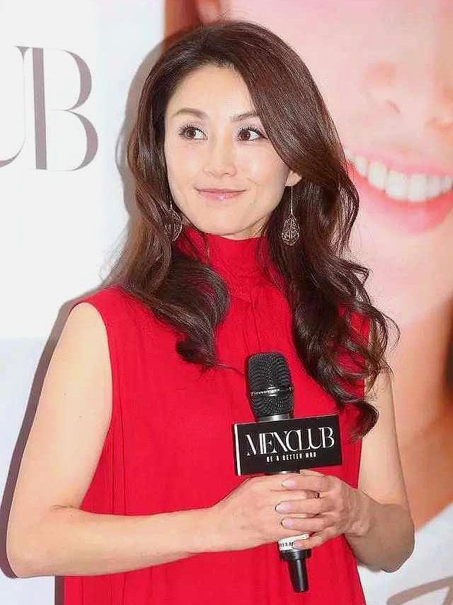 酒井法子|酒井法子大红裙子秀风姿，怎样的风华绝代，年近50岁还在谈恋爱