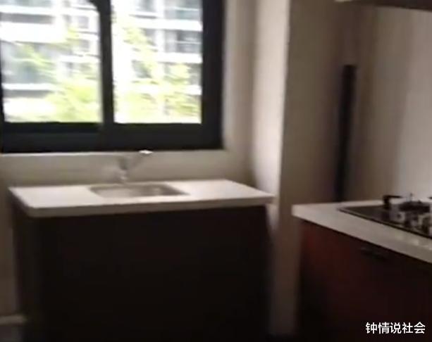 浙江一女子晒买的精装房,厨房极简风让她傻眼:切菜还要买桌子