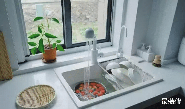 日本人太注重细节了!厨房水槽竟做成这样,人性化十足,值得学习