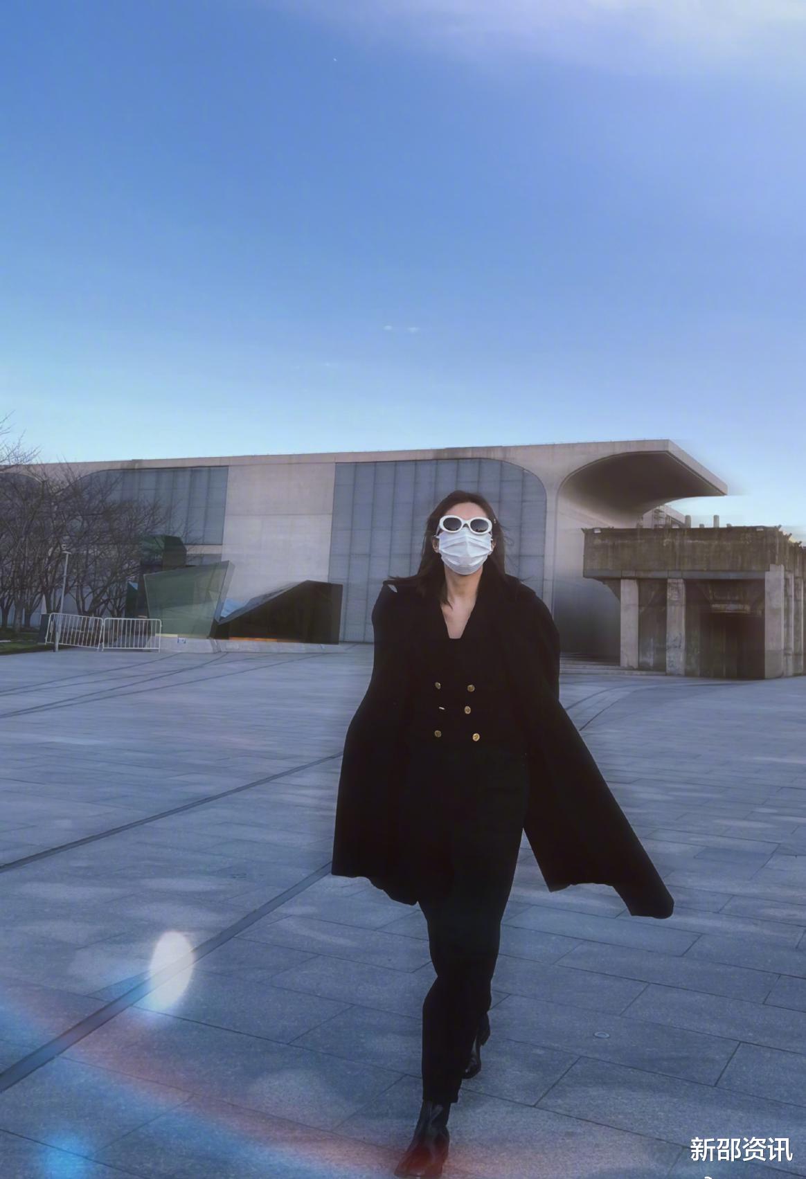 35岁江疏影亲自干活装扮豪宅,鲜花堆满地板,客厅设计低调奢侈