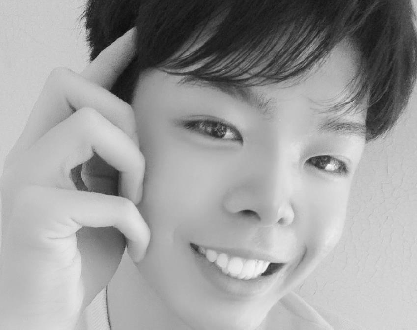 刘学州|刘学州生前与姥姥合影曝光,衣服明显不合身,多数人表示理解