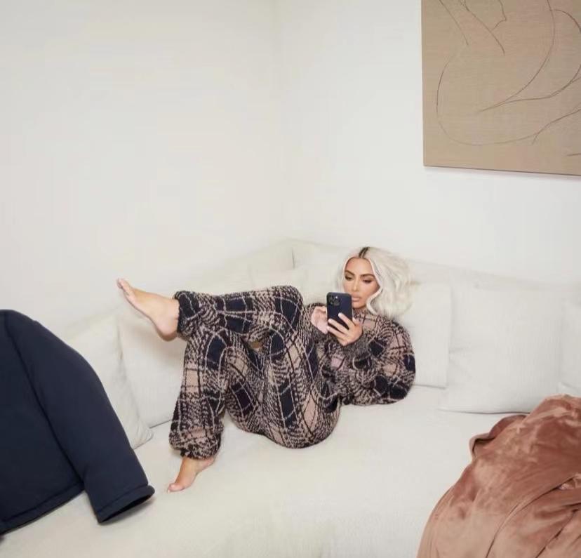 金·卡戴珊|卡戴珊厉害,摇身一变,成为服装模特,秀出极致腰臀比,气质真棒