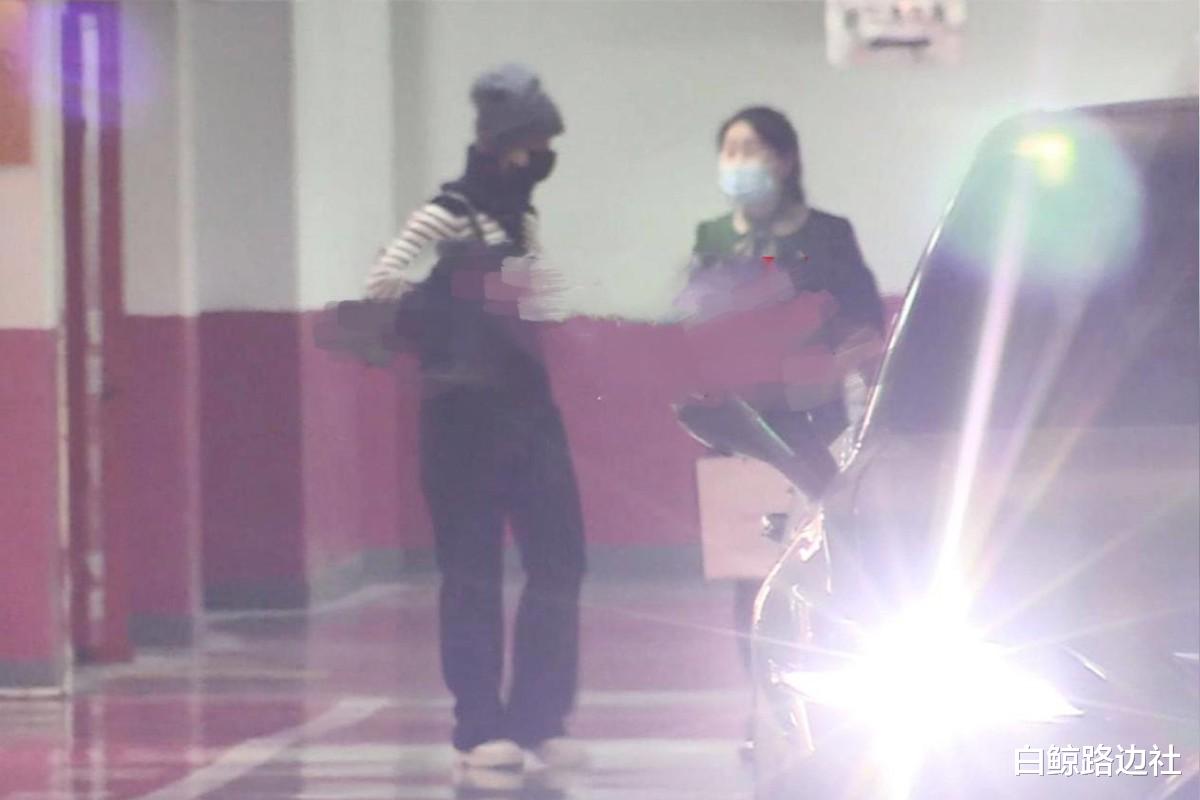 李小萌|李小萌出月子后逛街!产后一个月恢复少女身材,俩儿子都酷似王雷