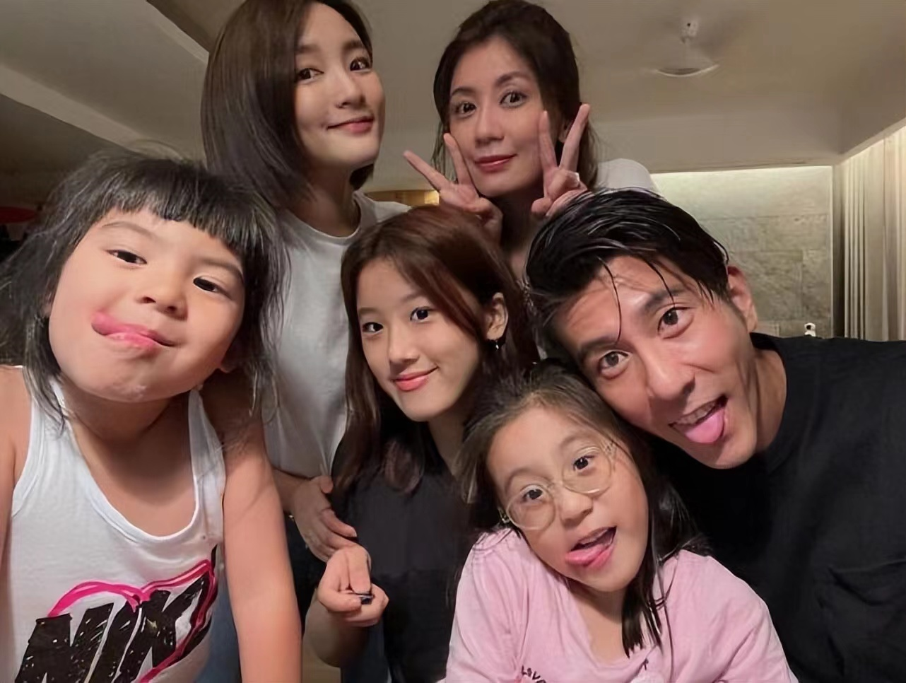 贾静雯|贾静雯16岁大女儿晒美照！染黄发小露美背显成熟，高颜值被赞逆袭