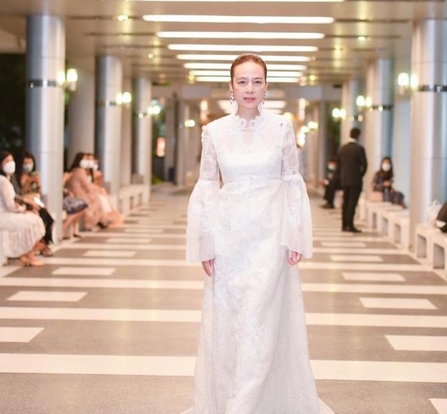 狙击手|55岁华裔富婆伍伦盼，参加泰王室小公主生日宴，穿仙气白裙很温柔