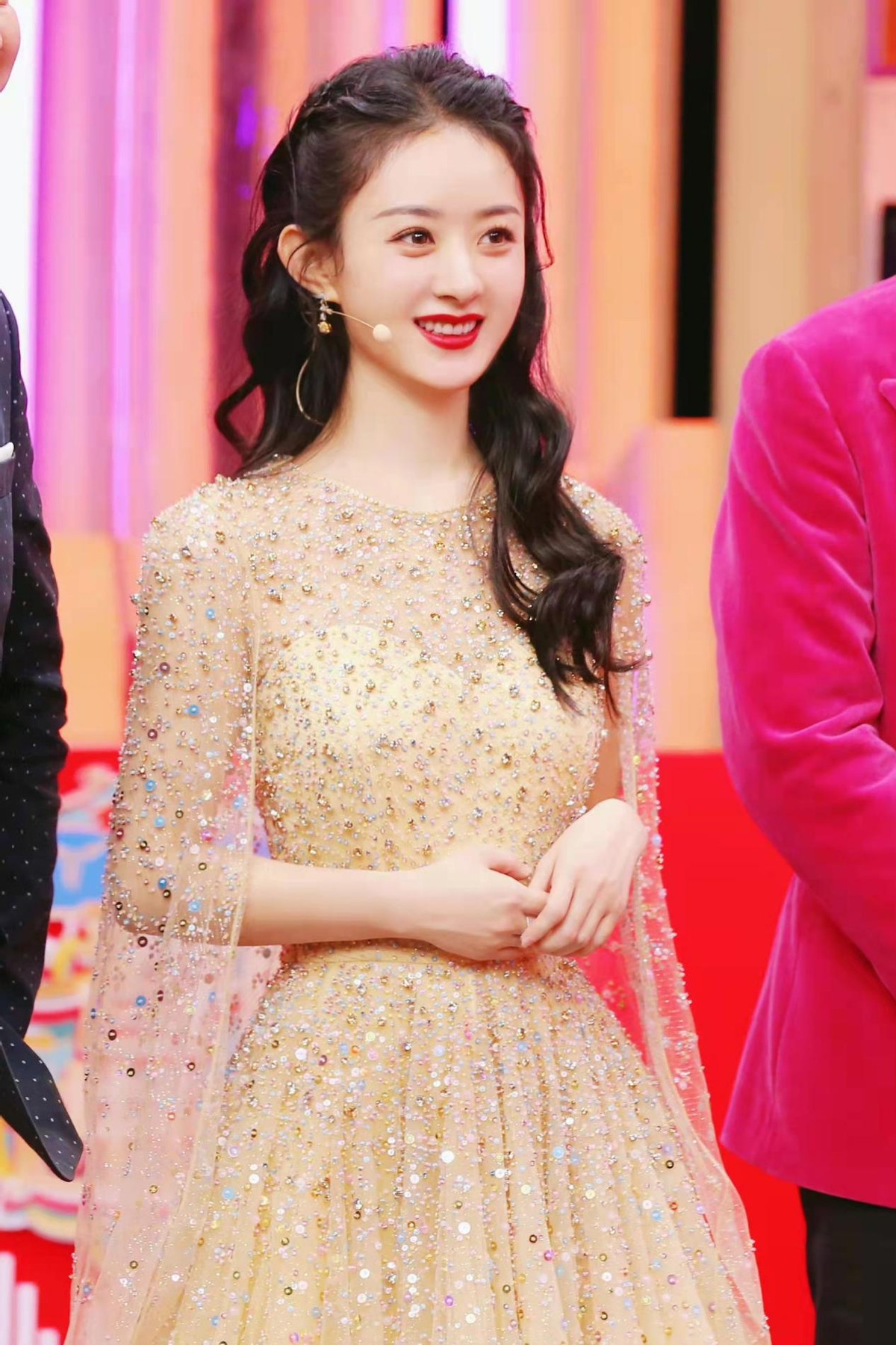 赵丽颖|赵丽颖春晚送祝福！穿香槟碎钻裙造型封神太惊艳，口红色号火出圈