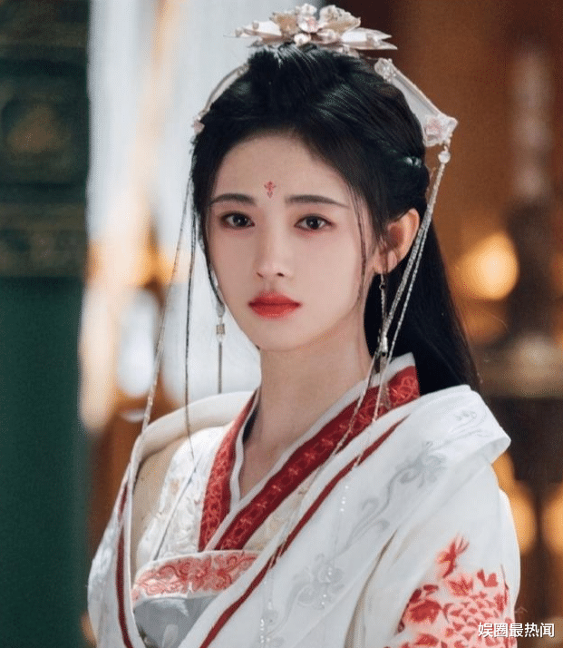 鞠婧祎|鞠婧祎终于换妆容了？看到新造型后，网友：半永久是有道理的