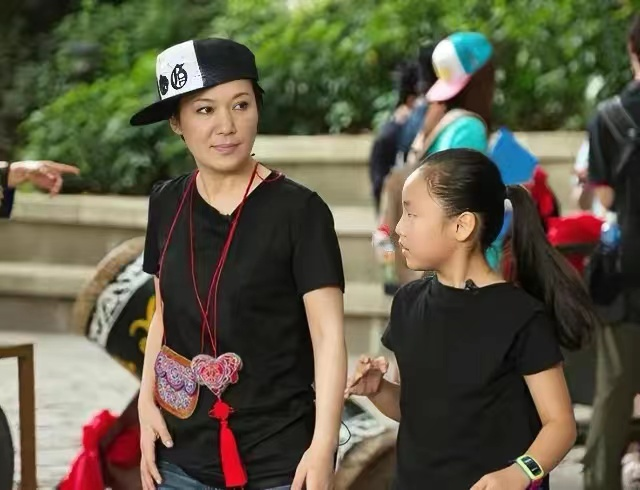 周艳泓|46岁周艳泓惹争议！穿着清凉拿烤串在街头热舞