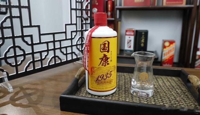 财运难挡!青岛一人捡纸箱,翻出8瓶“过期”茅台,隔天竟卖高价
