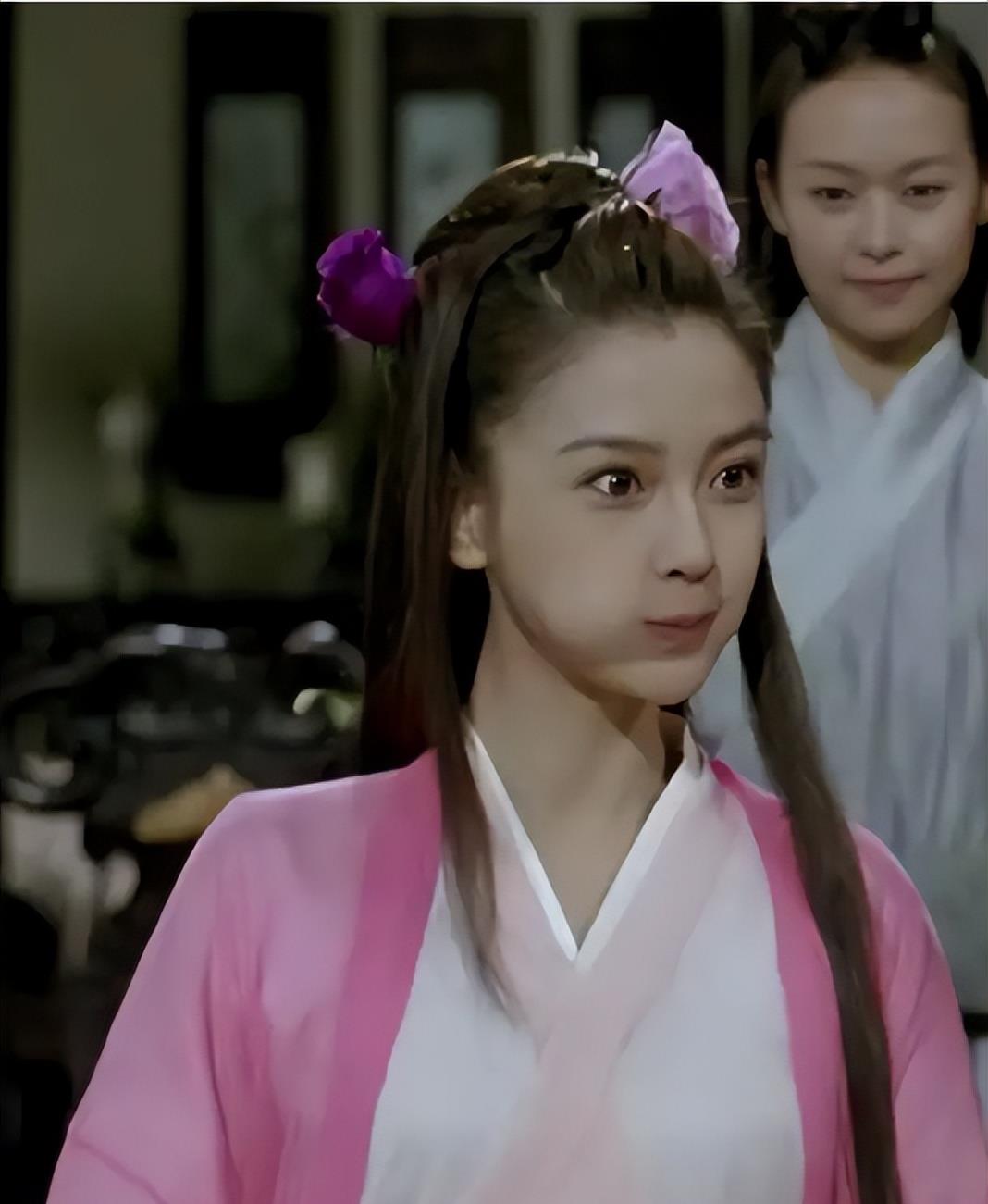 杨颖：离婚后成圈内透明人，综艺半跪给新人端水果