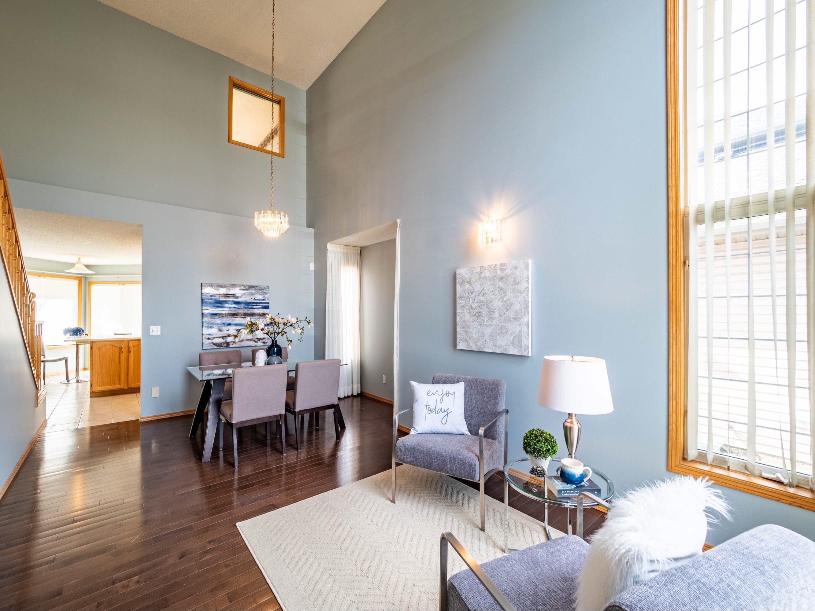 新装修的房子想挂些好看的画,有什么建议吗?