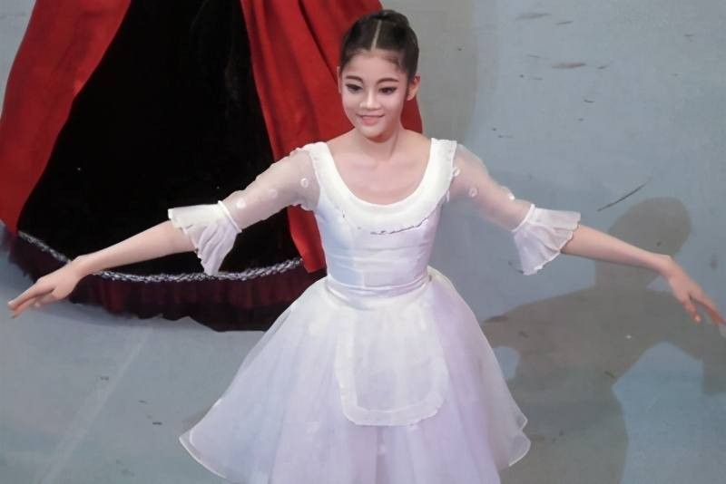 |惹人眼球!韩国第二财阀长女结婚,18岁三星小公主和父亲携手参加