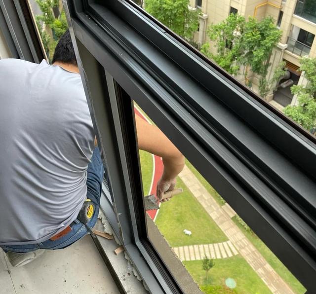 安装断桥铝窗,这2个方面要仔细盯着,否则出现漏水就很常见了