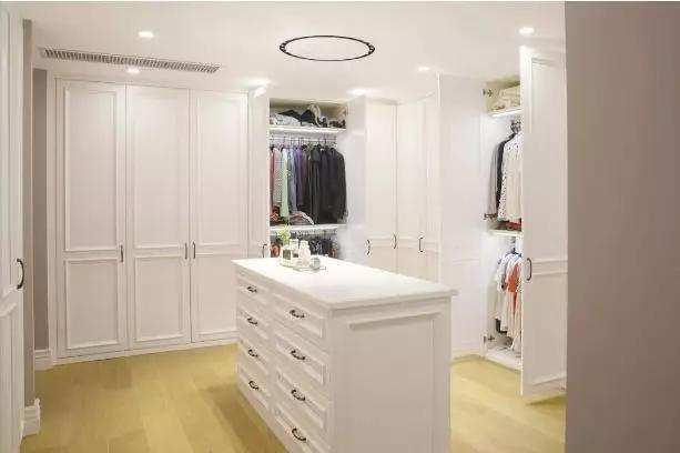 卧室衣柜流行这样装了,好看又不占地方,真的很不错