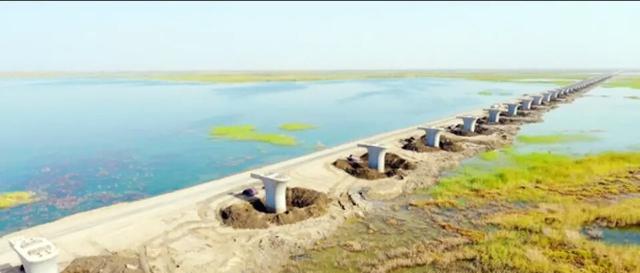 如果围绕地球赤道做一个离地1米钢圈,它会落地还是悬浮起来?