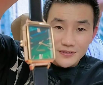 张一山|他直播再翻车,2万名表卖299却无人买账,张一山拒接他电话