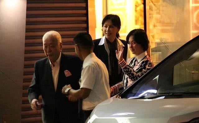 许晋亨|闲人许晋亨:父亲怕其败光家产,420亿遗产存银行,每月只发200万