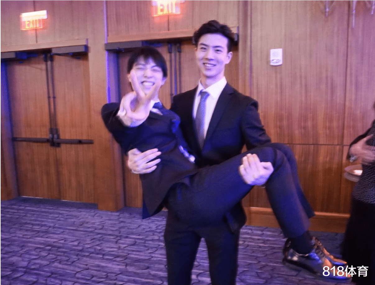 冰墩墩|神仙友谊! 羽生结弦喜获新春版冰墩墩, 冰舞组合王诗玥柳鑫宇送上门