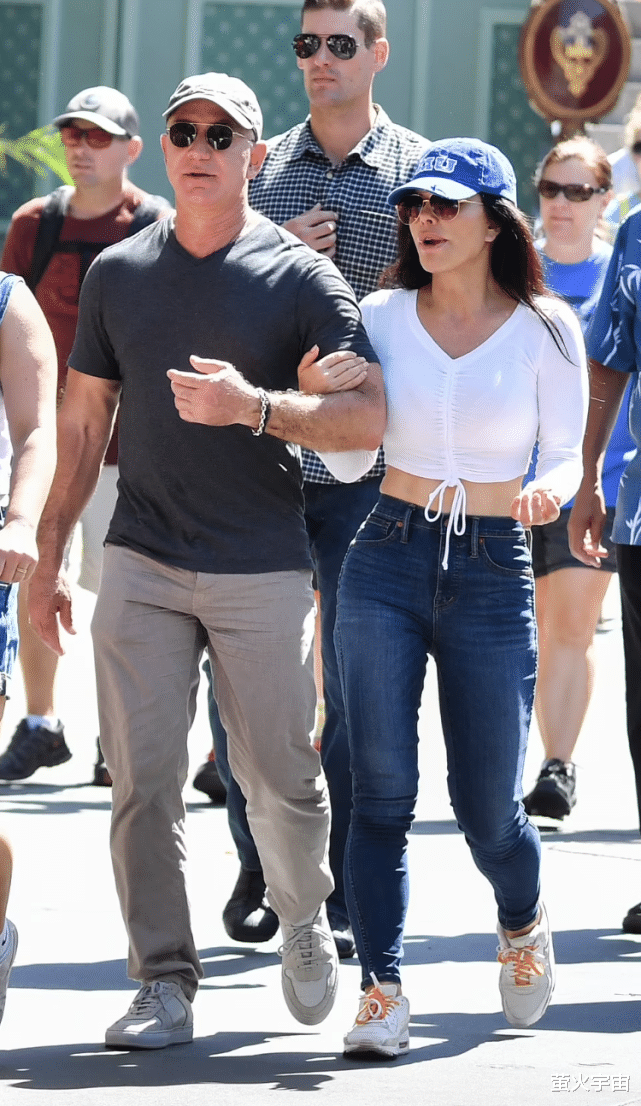 陈小纭|亿亿富翁贝佐斯与女友牵手游迪士尼,52岁女友腹肌好看略有赘肉