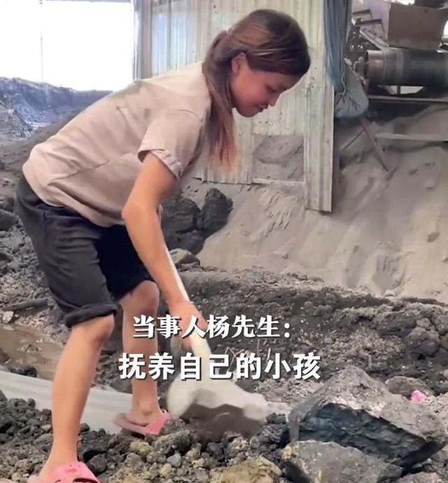 90后夫妻砖厂打工养4个孩子,画风温馨幸福,网友:他们眼里有光