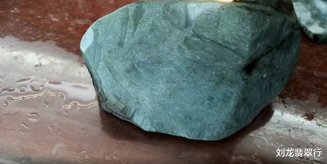 翡翠|幸运赌石记：价值30000的翡翠原石，取出古典麻花镯