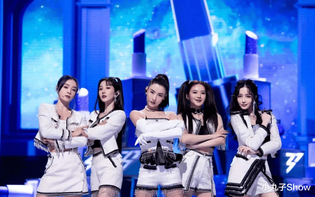 小姐姐|美艳姐妹花！王紫璇、张俪手牵手互动，后一位没露腿居然也没有输