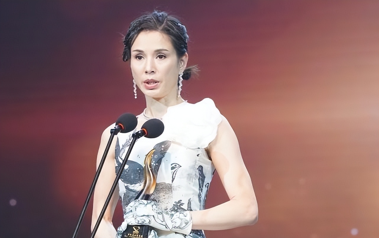 李若彤的生图挺抗打，没刻意扮嫩反而很自然，水墨画长裙太有古韵