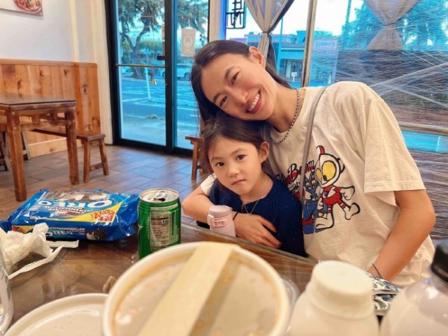 秦舒培|陈冠希晒妻女背影照，秦舒培紧牵女儿温馨似幅画，Alaia身高猛长