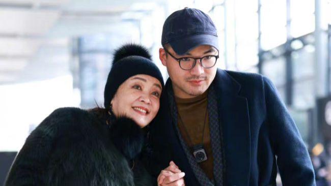 陈岚|新恋情？张兰牵手男子笑容灿烂！愿接受“姐弟恋”，男方是00后