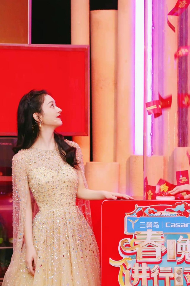 香槟|赵丽颖拂袖造型彻底封神！穿香槟裙亮相春晚进行时，少女感大爆棚