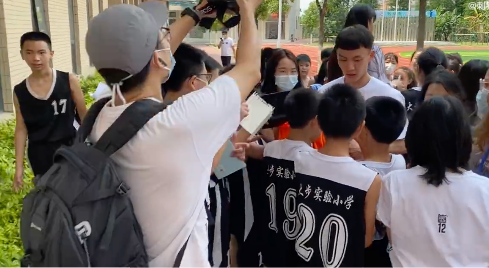 徐杰|徐杰人气爆棚，造访校园被包围！小学生欢呼雀跃，美女争相合影