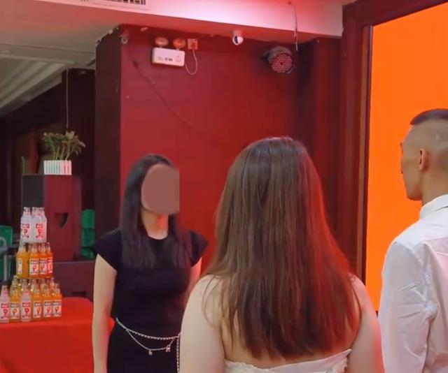 广东一新娘婚纱绊倒男方亲戚,被要求下跪道歉,婆婆当众发飙退婚