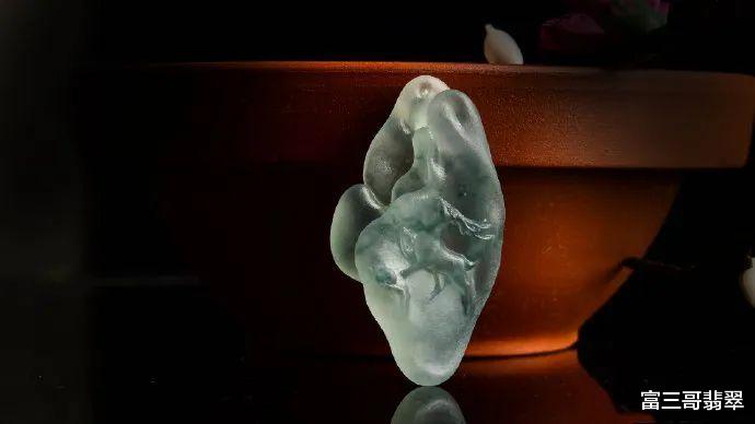 翡翠|玉赏 ▏不规则的翡翠边角料随形巧雕，成品效果出乎意料！
