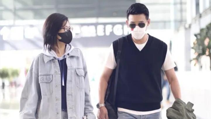 鲍蕾|夫妻罕见合体走机场，46岁鲍蕾穿双层外套太怕冷，陆毅穿短袖手臂粗不在同季节