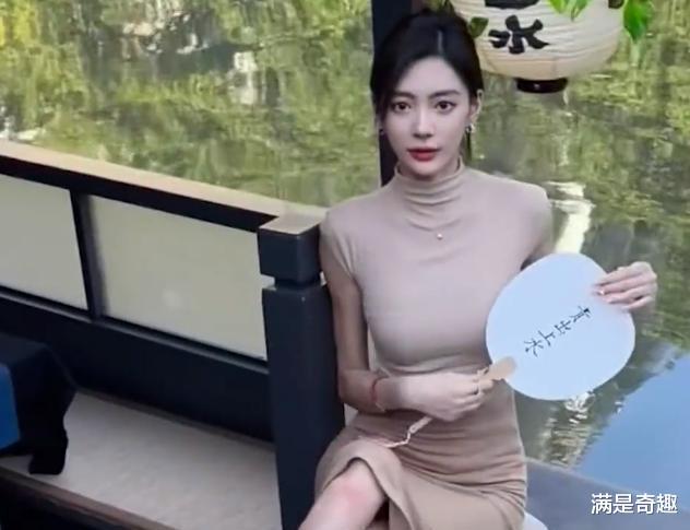 浙江一女游客被西湖划船大爷教拍照姿势,看到成片网友被惊艳到了
